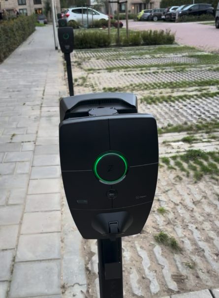 Detail van geplaatste lader bij VvE project Puttershoek