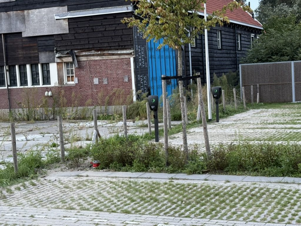 Laadpunten bij groenstrook op VvE parkeerterrein in Puttershoek