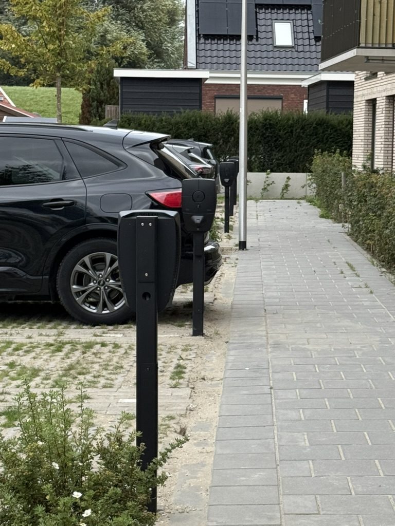 Rij geplaatste laders langs de looproute bij VvE Puttershoek