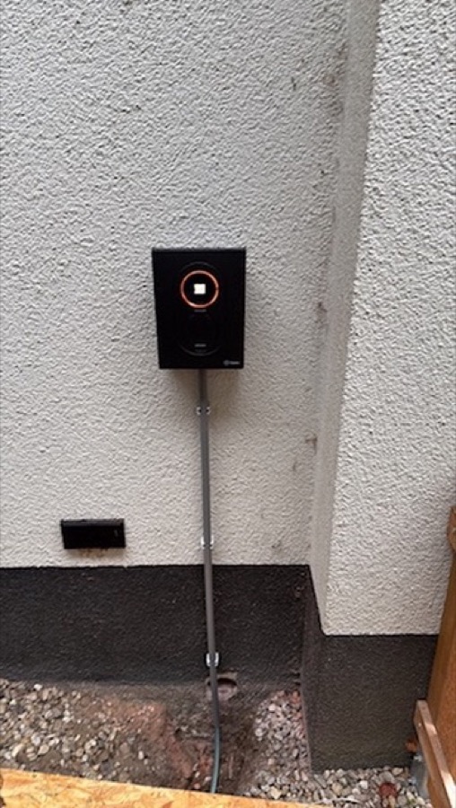 Zaptec Go 2 laadpaal strak op lichte gevel
